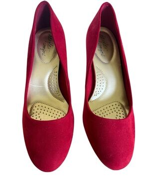 Women’s Dexflex Comfort red suede pumps NWOT Size 8
